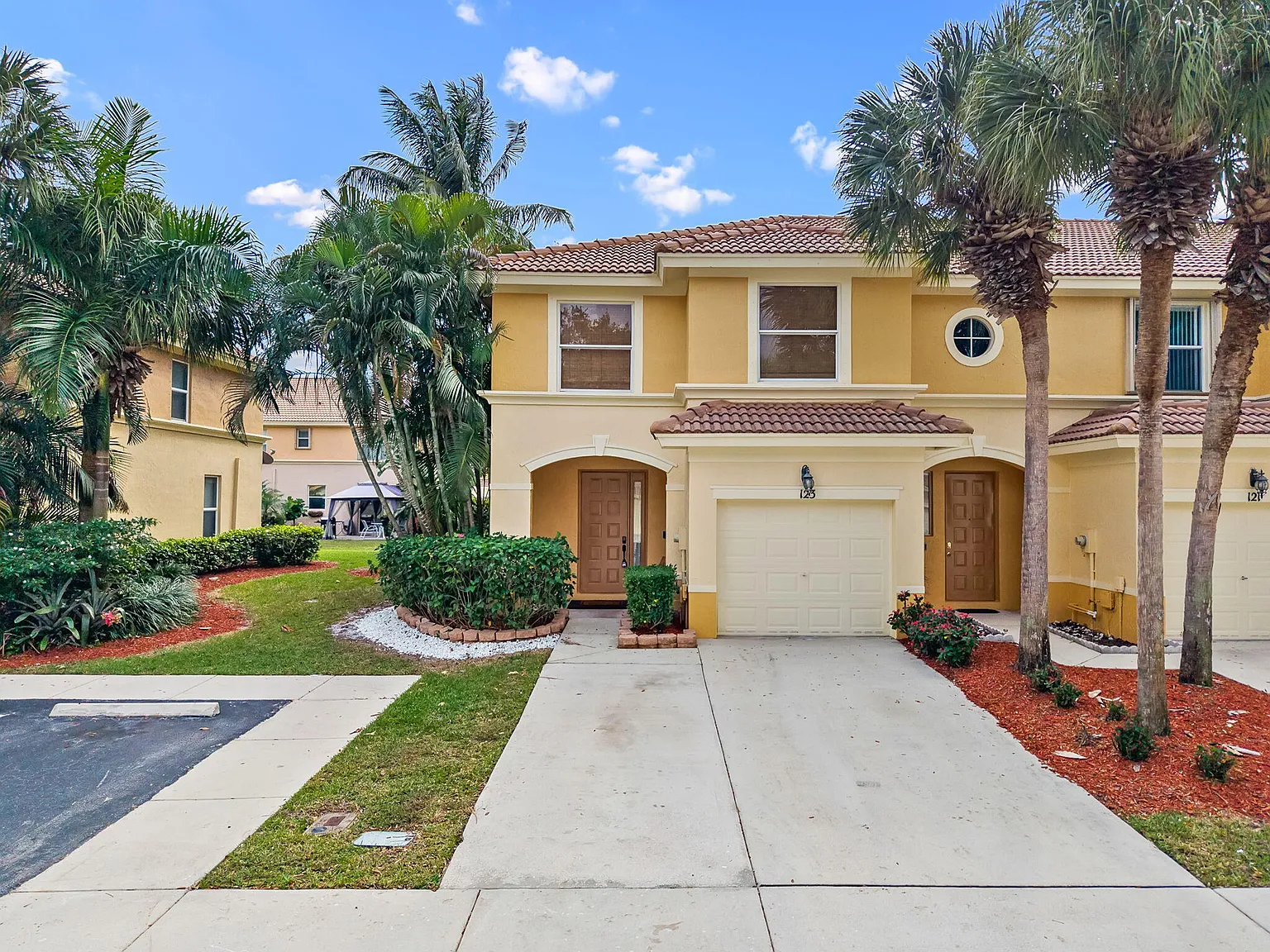 3 bed, 2.5 bath, 1579 sqft, $3,200 — Photo 3