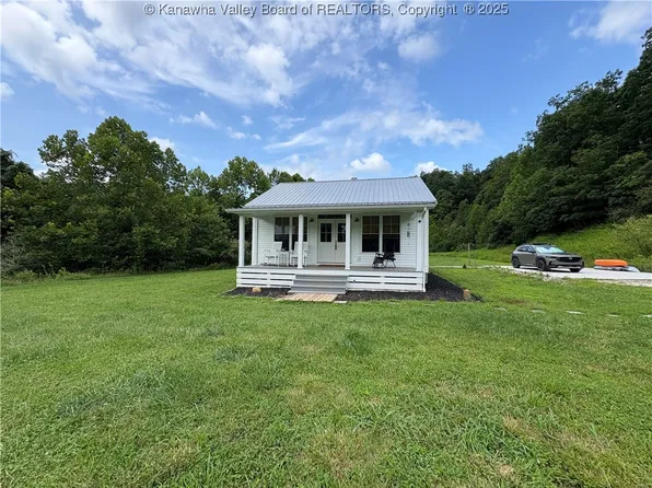 271 Chapel Dr, Yawkey, WV 25573
