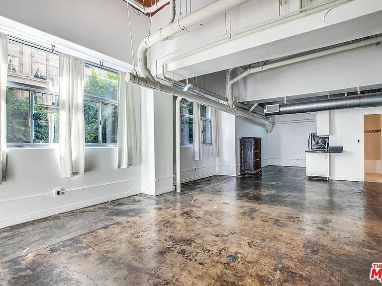 215 W 7th St #201 — Photo 1