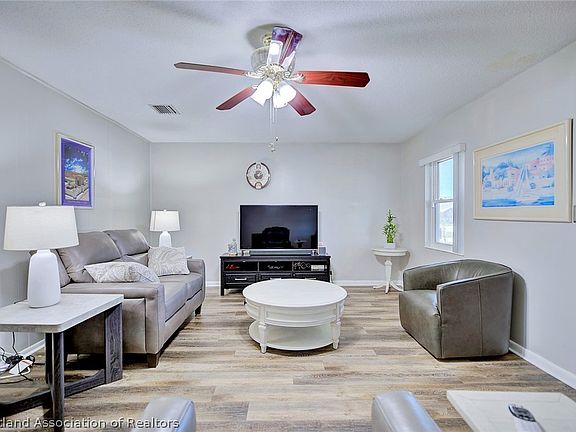 5th image of 303 Robin Ave