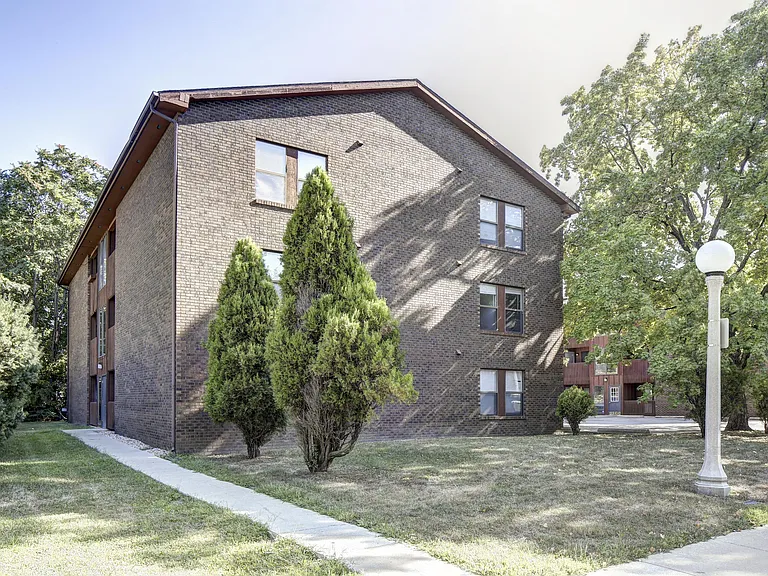 704 W Elm St — Photo 1