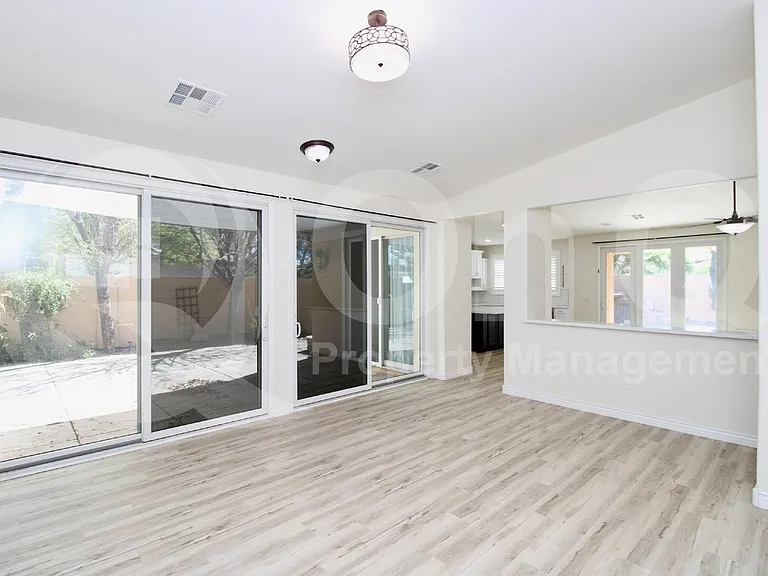 2451 E Honeysuckle Pl — Photo 5