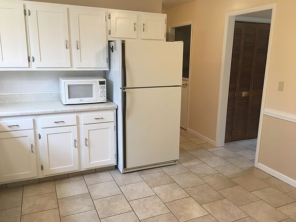 4th image of 3985 Canterbury Dr