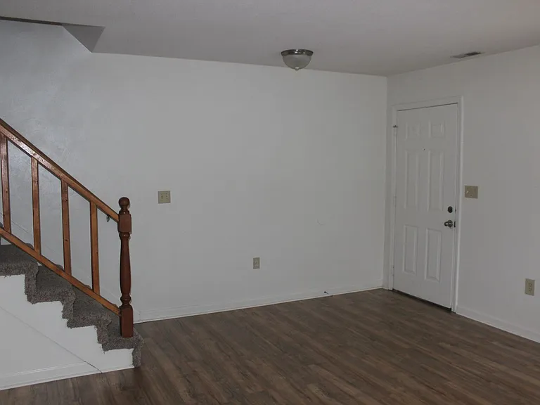 800 Patrick Henry Dr — Photo 7