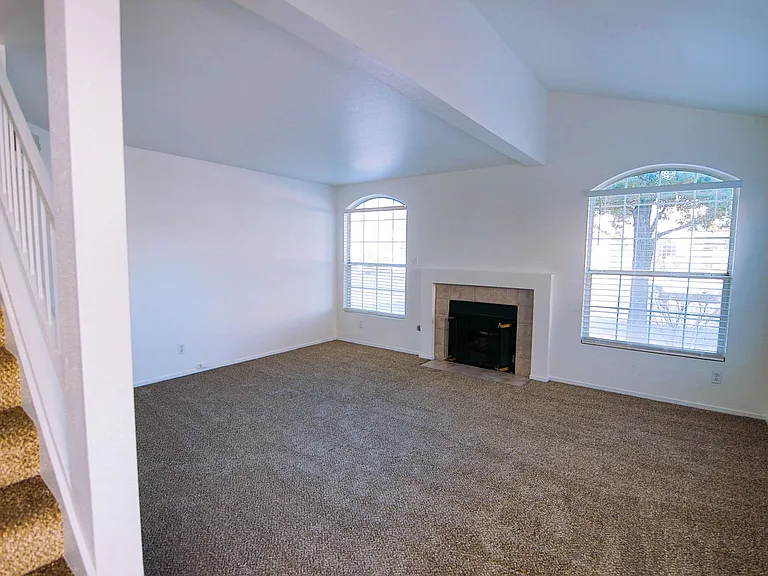 8023 W Rochelle Ave — Photo 2
