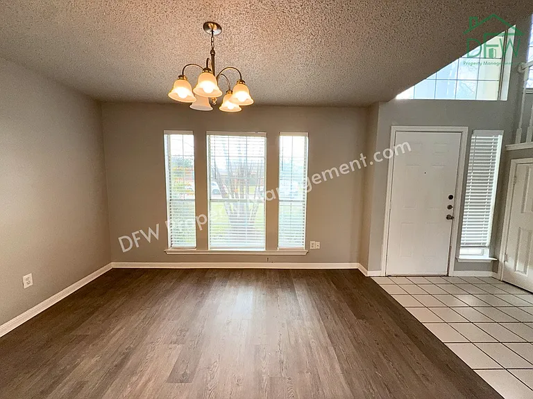 704 Inglewood Trl — Photo 5