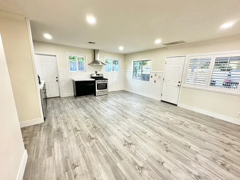 1103 N Maple St — Photo 13