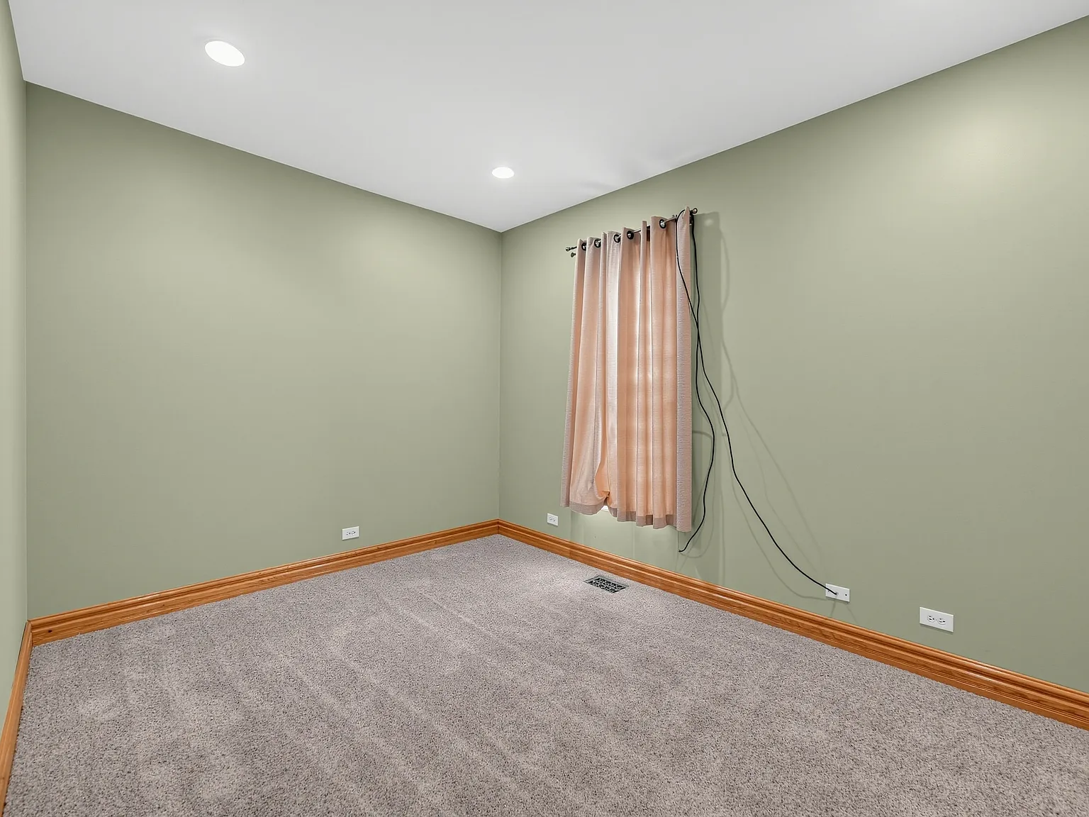 3 bed, 2300 sqft, $3,035 — Photo 2
