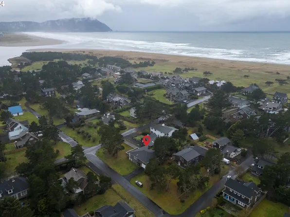 378 E St, Gearhart, OR 97138