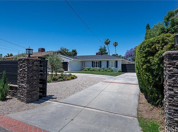 3rd image of 5843 Oakdale Ave
