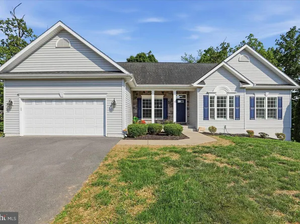 35 Kanawha Ct, Falling Waters, WV 25419