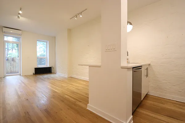 Rented by Nooklyn NYC LLC | media 18