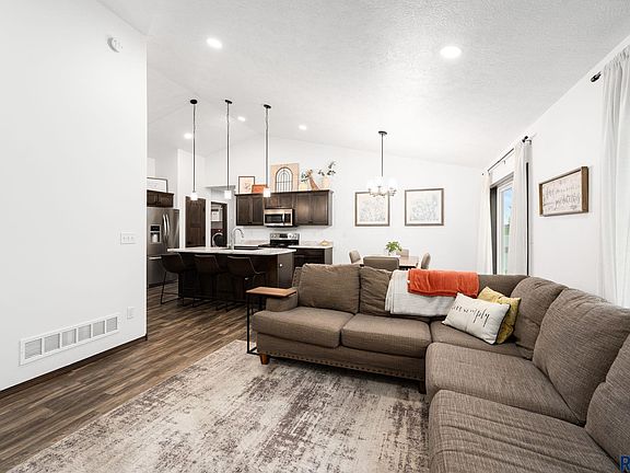 3rd image of 710 Prairieside Trl