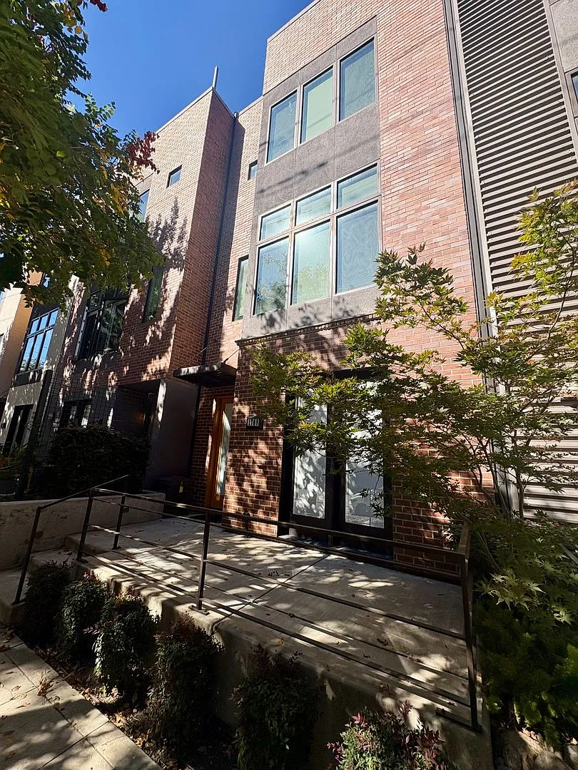 Vibrant 4 Story 2bed/3.5bath Plus Bonus Room in Midtown — Photo 1
