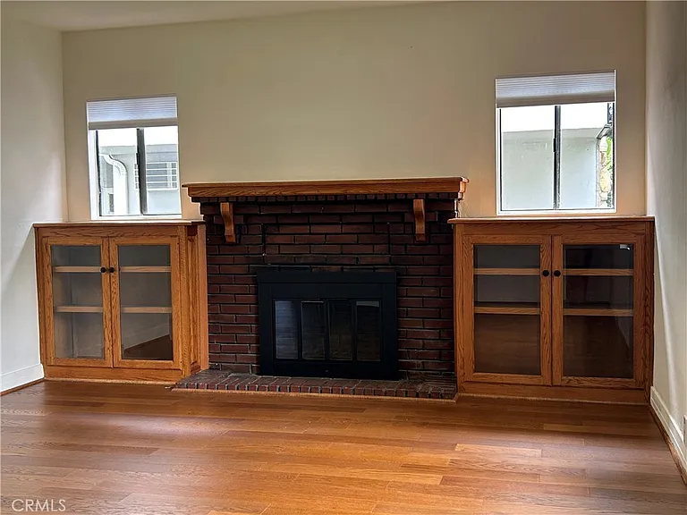 214 E Stocker St — Photo 3