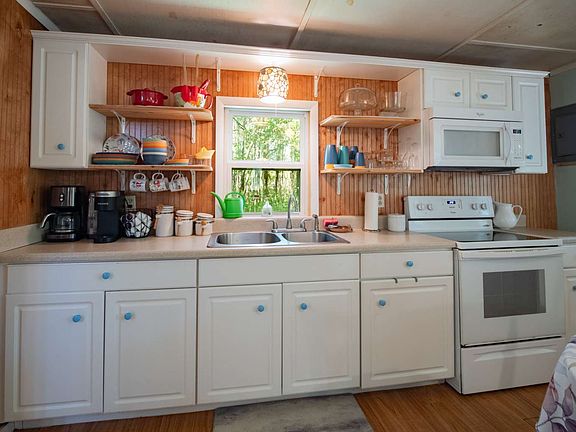 3rd image of 173 NE Carrier Pl