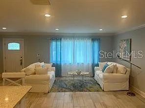 196 Overbrook Dr E — Photo 2