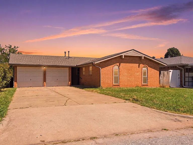 5404 S Huddleston Dr — Photo 1