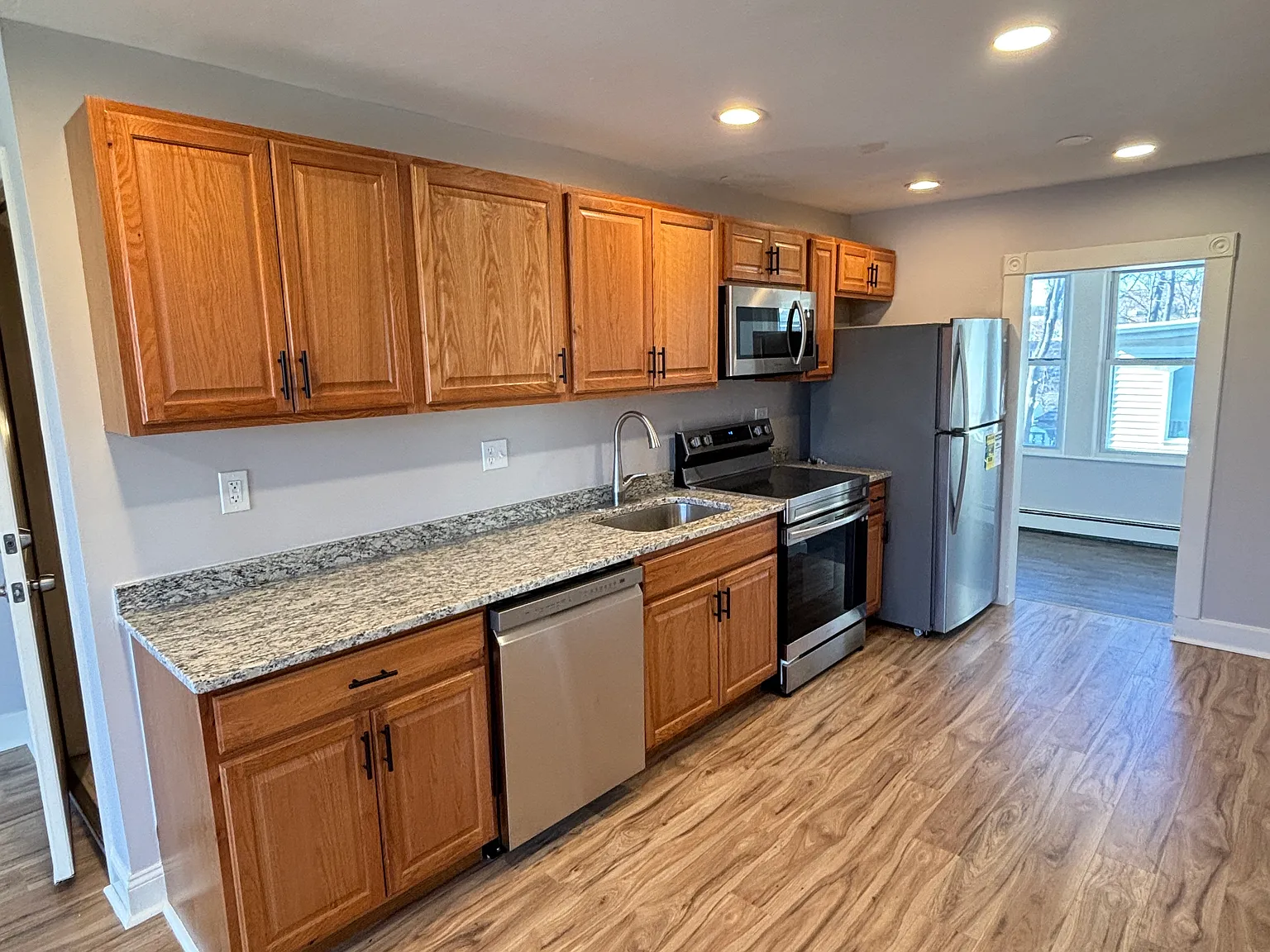 3 bed, 1.5 bath, 1250 sqft, $3,300 — Photo 2