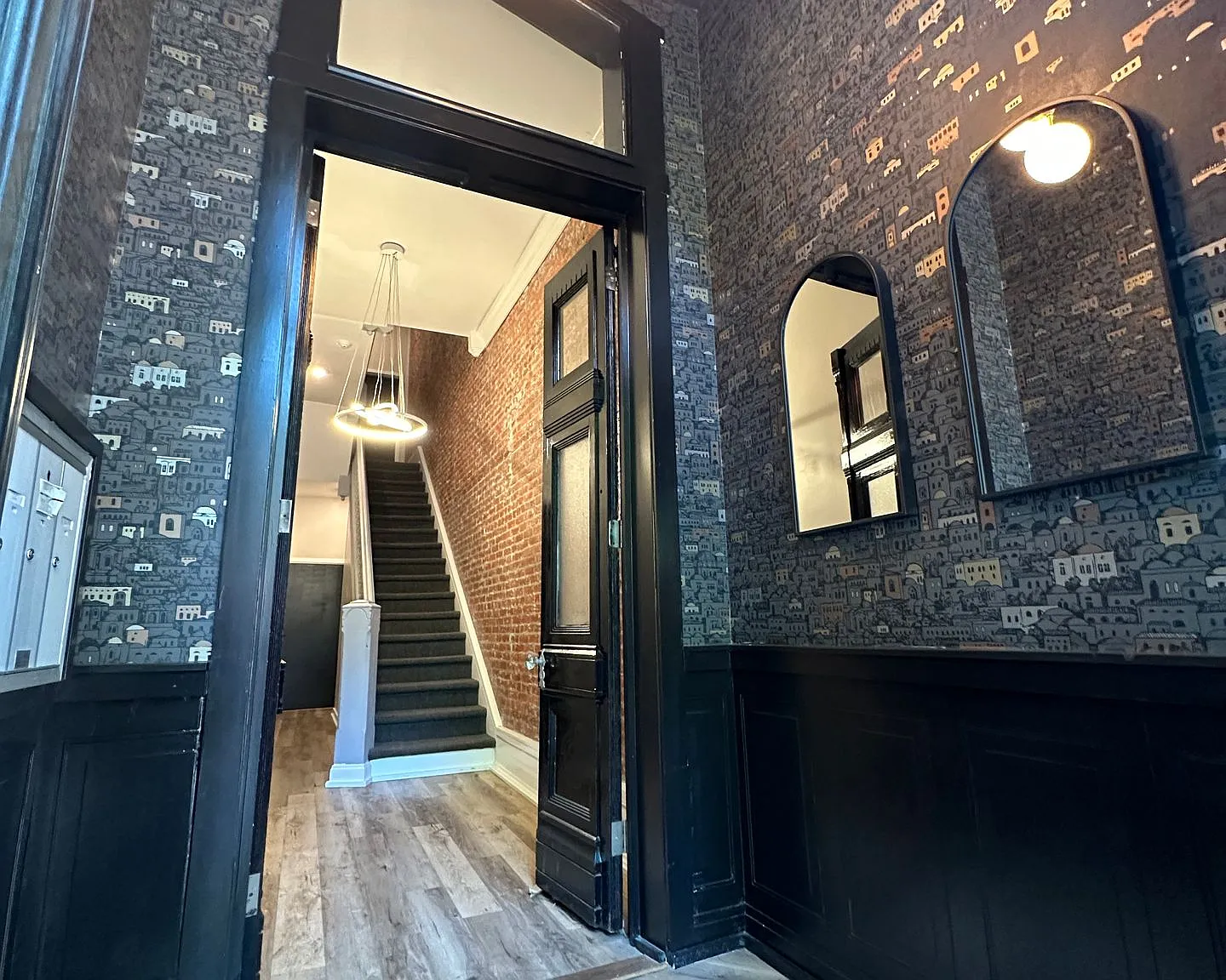 1BD | 1 BA - 331 S 13th St #2R — Photo 1
