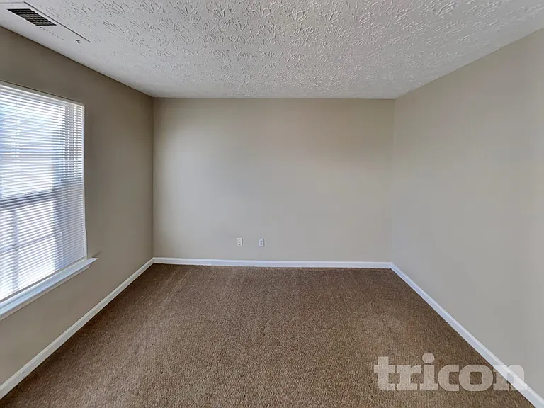 4586 Darrowby Dr — Photo 11