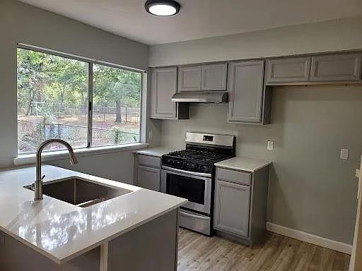 4 bed, 2.0 bath, 1656 sqft, $2,095 — Photo 2