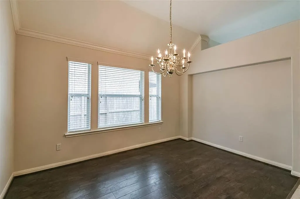 3 bed, 2.0 bath, 1899 sqft, $2,000 — Photo 3