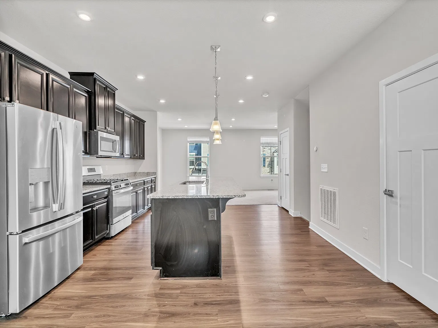 4 bed, 2432 sqft, $3,000 — Photo 2