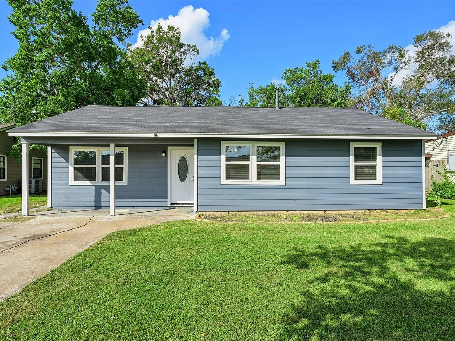 4 bed, 1.0 bath, 1252 sqft, $2,280 — Photo 1