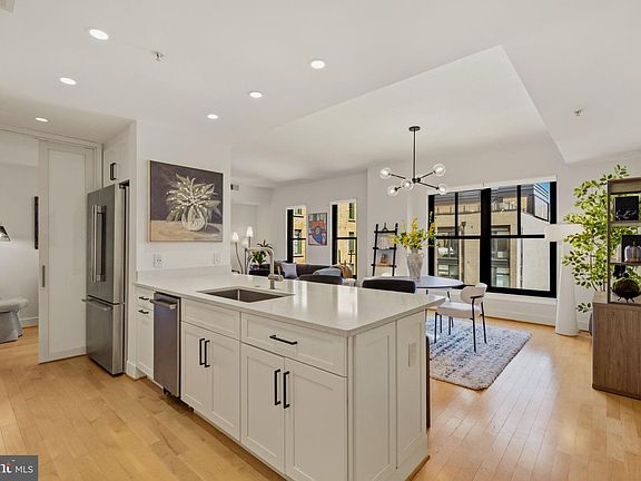 5th image of 910 M St NW APT 601