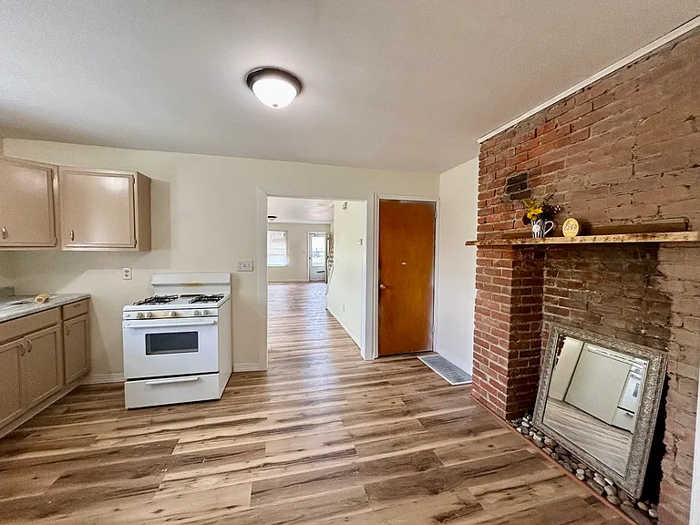 141 Horton St — Photo 2