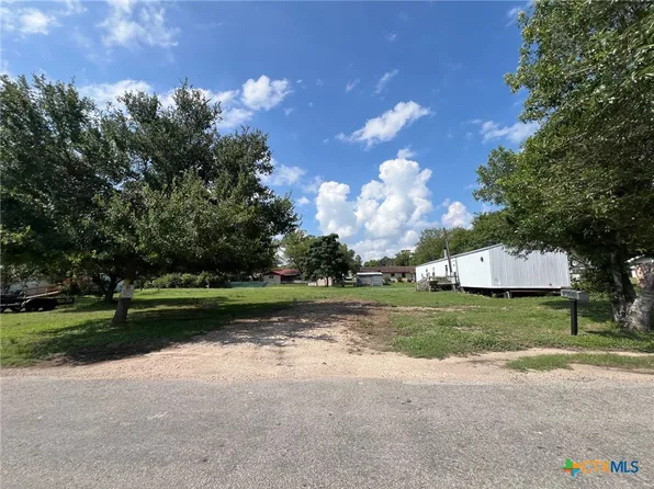 203 E Heaton St, Cuero, TX 77954