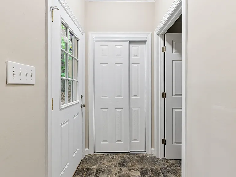 102 Markham Dr — Photo 14