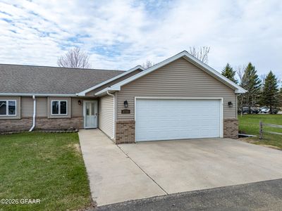 2731 Knight Dr, Grand Forks, ND, 58201