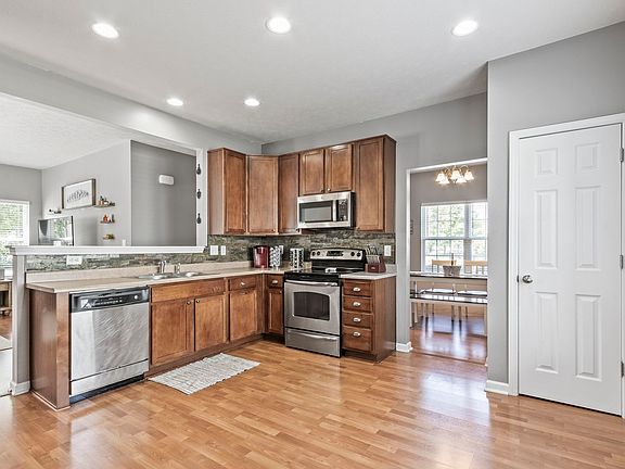 5th image of 16959 Kingsbridge Blvd