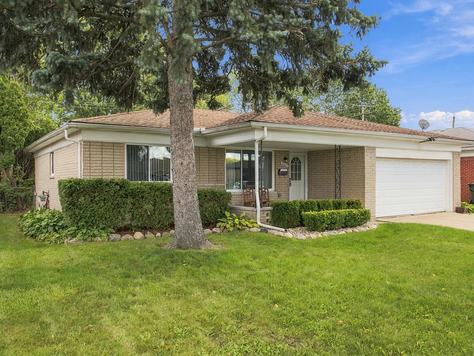 3 bed, 1.5 bath, 1464 sqft, $2,100 — Photo 2