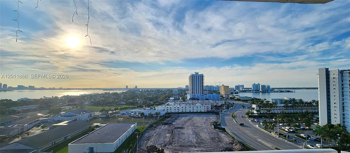 Building Photo - 7601 E Treasure Dr #1411