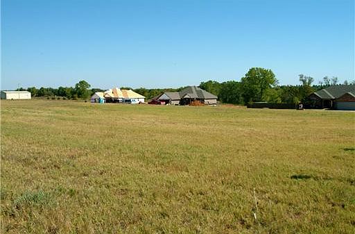2nd image of 605 Arrowhead Dr #1
