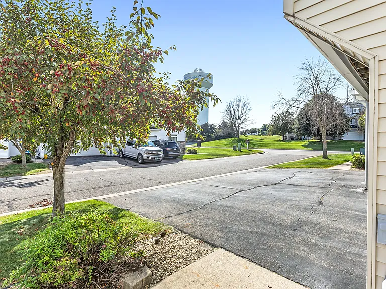 6834 Meadow Grass Ln S — Photo 10