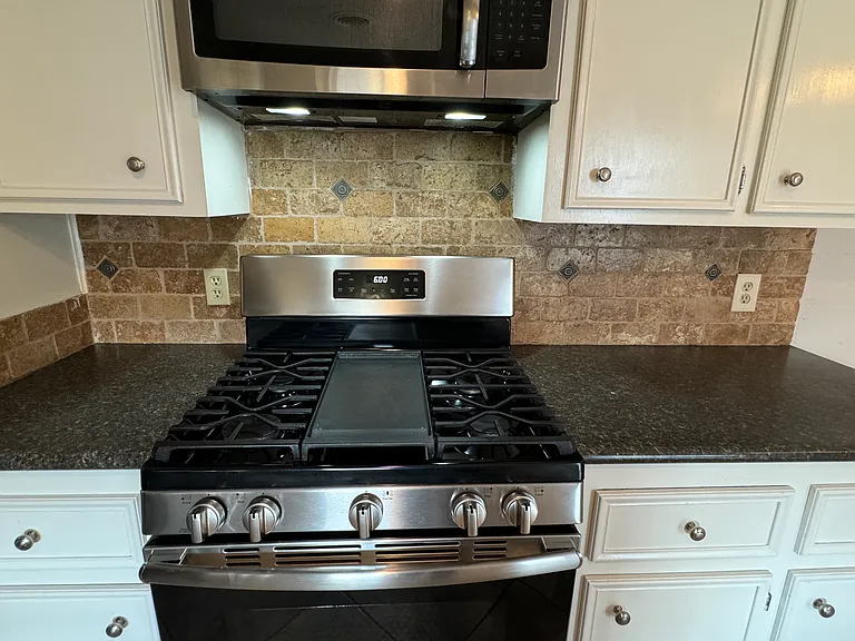 6715 Columbia Ln — Photo 1