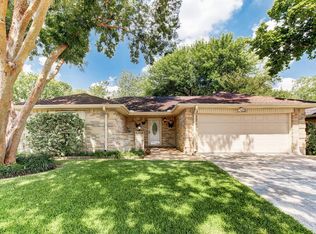 910 E Primrose Meadows Cir, Pearland, TX 77584