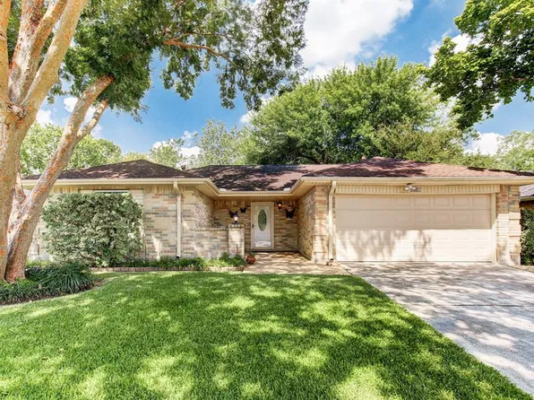 910 E Primrose Meadows Cir, Pearland, TX 77584