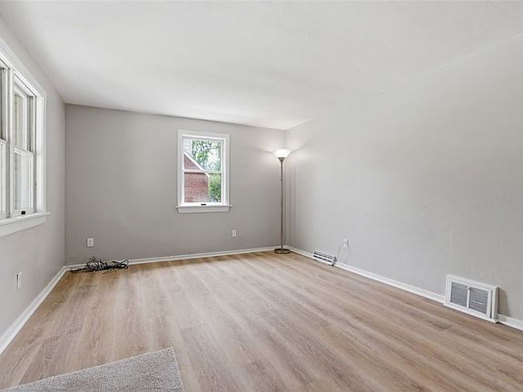 4th image of 136 Harvard Dr