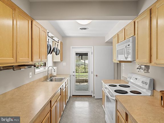 5th image of 1952 Donna Ln