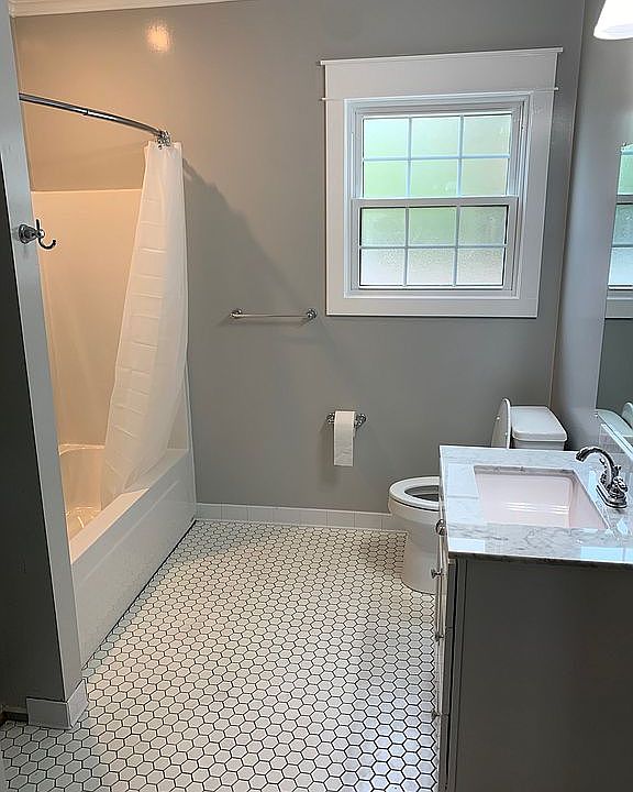 2nd image of 3202 Ivanhoe St