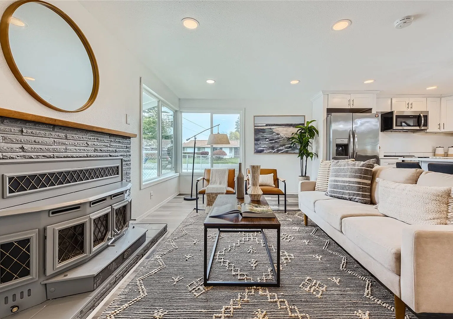 Beautifully Updated 4-Bedroom Home — Photo 4