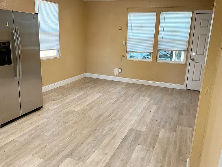1639 E 6th St #1639 — Photo 5
