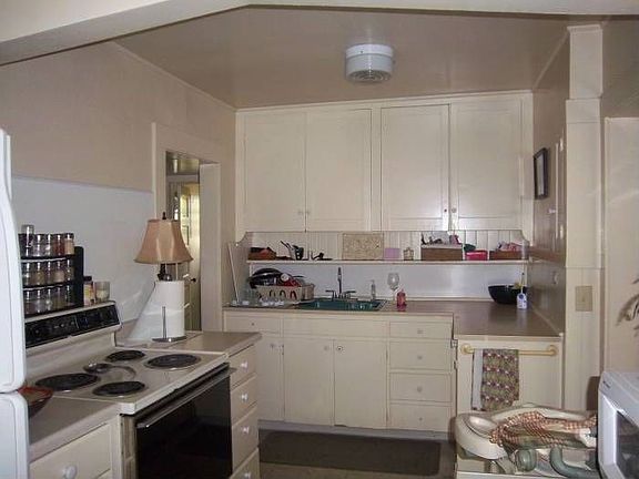 Large kichen with nook
