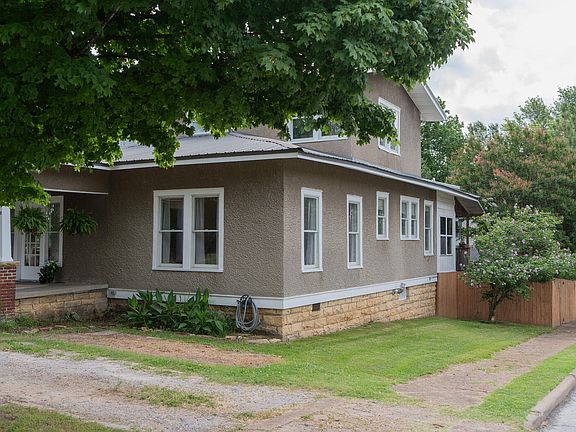 3rd image of 1008 E College Ave