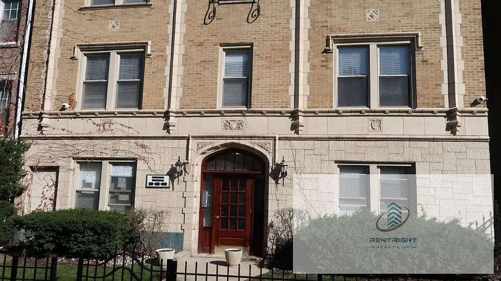 640 W Wrightwood Ave — Photo 2